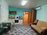 Трёхместный номер улучшенный на первом этаже гостевого дома, вход отдельный