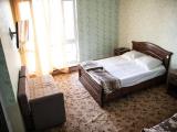 Трёхместный номер с балконом (вид на дорогу)