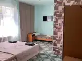 Трёхместный номер №7 комфорт с двуспальной кроватью и односпальной кроватью