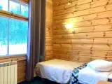 Одноместный номер в загородном отеле с питанием, бассейном и сауной.