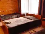 Трёхместный номер с полутороспальными кроватями, с удобствами рядом