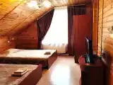 Трёхместный номер с полутороспальными кроватями с удобствами