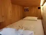 Многоместный смешанный номер капсула в 12-ти местном общем номере