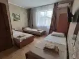 Трёхместный номер с односпальными кроватями