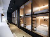 Многоместный смешанный номер капсула в 16-ти местной комнате