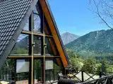 Дом A-frame с видом на хвойный лес и горы