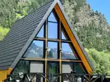 Дом A-frame с видом на горы, лес и реку