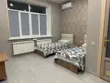 Трёхместный номер номер с двумя кроватями и креслом трансформер