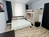 Семейный номер белая студия с кухней, ванной комнатой и большой кроватью