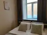 Комната с двуспальной кроватью и общими санузлами