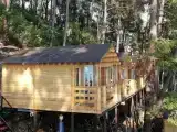 Трёхместный номер деревянный домик