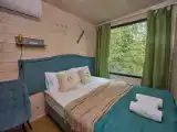 Отдельный дом на дереве с панорамным окном и террасой