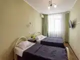 Трёхместный номер люкс с собственной кухней, полным санузлом и видом на море.