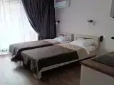 Трёхместный номер с 2 отдельными кроватями и креслом-кроватью