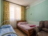 Четырёхместный номер стандарт с видом на горы и бассейн