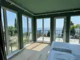 Четырёхместный номер двухкомнатный номер с видом на море