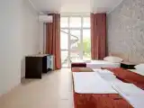 Трёхместный номер с одной панорамной стеной