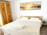 Четырёхместный номер уютный с деревянной мебелью