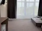 Семейный номер номер с панорамным окном и бассейном