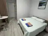 Трёхместный номер двуспальная кровать с креслом