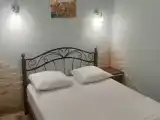 Трёхместный номер с двуспальной и односпальной кроватями