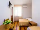 Трёхместный номер Горох