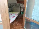 Двухместный номер с 1 кроватью (15) Уютный номер в тени платанов (своя кухня, санузел и душ)