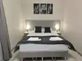 Комната с душевой кабиной и кондиционером