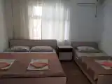Трёхместный номер эконом (душ и туалет в блоке, на 2 комнаты)