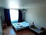 Трёхместный номер с двуспальной кроватью и одноместным диваном