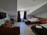 Четырёхместный номер с видом на парковку