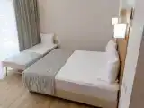 Комната лаунж для троих с балконом