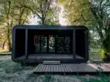 Дом Дом "Панорама Мини" с окном в размер стены и барной стойкой в кухонной зоне