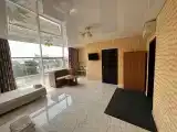 Трёхместный номер с двуспальной и односпальной кроватью