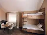 Семейный номер для 6 гостей с двумя двухярусными кроватями и диваном (4)