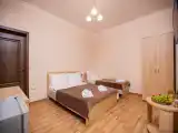 Трёхместный номер стандарт с двуспальной и односпальной кроватью и балконом