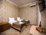 Трёхместный номер стандарт с двумя раздельными кроватями и балконом