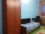 Трёхместный номер эконом-класса с общей ванной комнатой