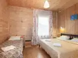 Трёхместный номер с кухней, Тхач