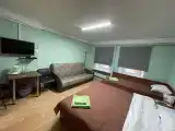 Трёхместный номер стандарт с 1 односпальной и 1 двуспальной кроватью. Общая ванная комната