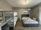 Четырёхместный номер семейный (двухспальная кровать и двухярусная кровать)