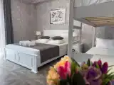 Четырёхместный номер семейный (двухспальная кровать и двухярусная кровать)
