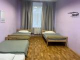 Кровать в трёхместном номере эконом-класса