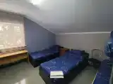 Четырёхместный номер стандарт с 2 односпальными кроватями и 1 двухъярусной