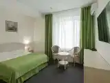 Двухместный номер с 1 кроватью Стандарт с двуспальной и креслом-кроватью