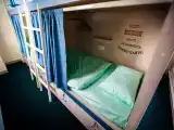 Многоместный мужской номер место в 10 местном номере для мужчин