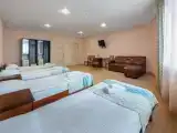 Семейный номер с четырьмя кроватями и диваном
