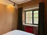 Трёхместный номер улучшенный с king-size с кроватью и диваном