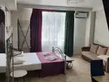 Трёхместный номер с двухспальной кроватью и диваном