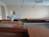 Семейный номер эконом пятиместный, на этаже: удобства (душ, санузел) и кухня, оснащенная электрической плитой, СВЧ печью, холодильником